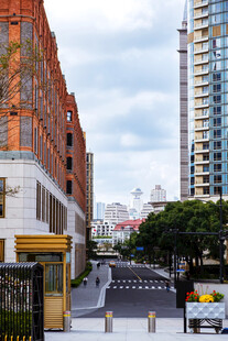 城市街道旁的建筑景观