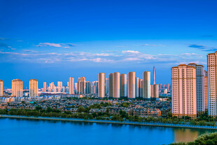 湖畔城市天际线美景
