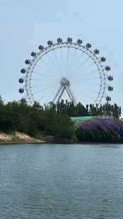湖畔摩天轮美景