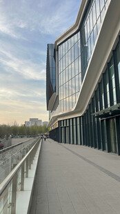 现代建筑旁的开阔步道