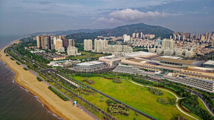 城市海滨风光全景图