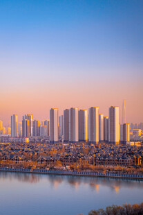 河畔城市天际线黄昏美景