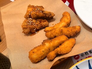 美味炸鸡与炸物组合