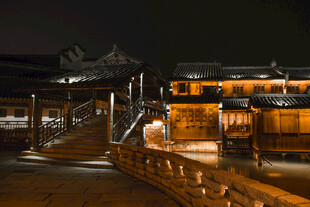 古桥夜景灯火映照水乡美