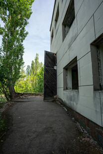 废弃建筑旁的幽静小路