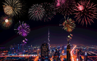 城市夜空绚烂烟花绽放