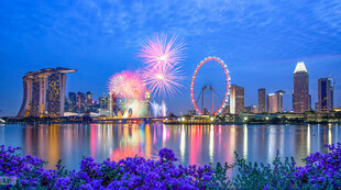 湖畔城市夜景与绚烂烟花
