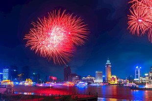 城市夜空绚烂烟花绽放