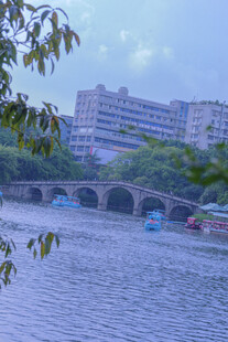 河畔石桥旁的城市风景
