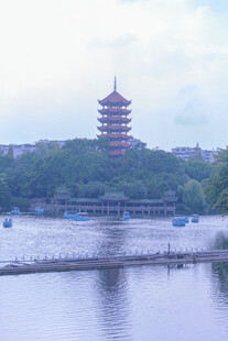 湖畔宝塔美景