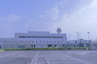 现代化机场建筑外观