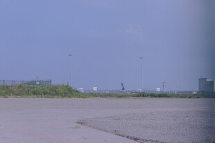 空旷户外场地与远处建筑
