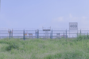 田野边的围栏与远处设施