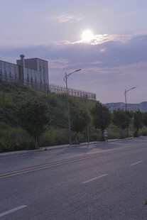 黄昏下的城市道路景观