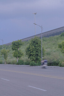 公路旁绿意与骑行景象