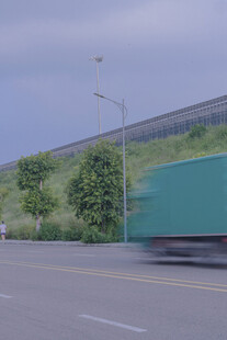 公路上行驶的绿色货车