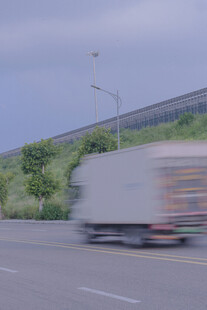 公路上行驶的模糊货车