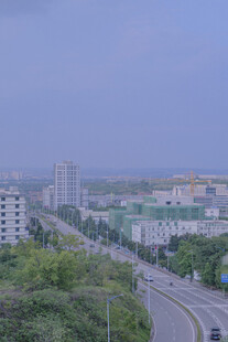 城市道路与周边建筑景观