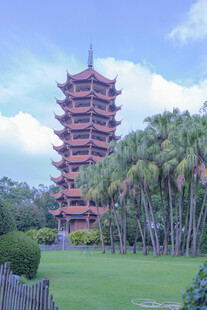 中式宝塔旁的葱郁绿地