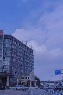 城市街边的多层建筑