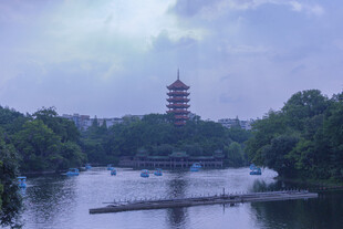 湖畔宝塔风景