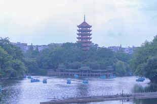 河畔宝塔下的悠然泛舟景