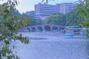 河畔桥景城市中的静谧风光