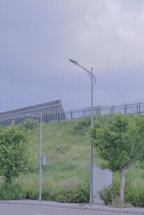 城郊路旁绿植与路灯景观