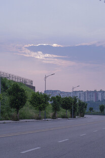黄昏下的空旷道路