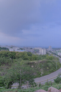 蜿蜒公路旁的城市与绿意