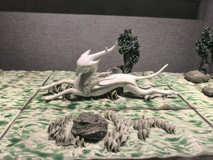 奇幻场景中的白色飞龙雕塑
