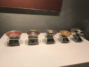 展示架上的多样精致容器
