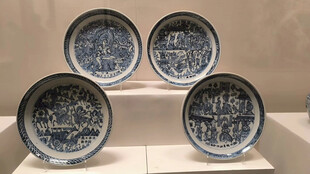 古代青花瓷盘展示