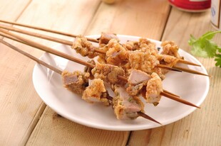 美味炸串摆于盘中