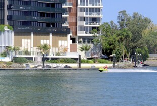 海滨现代建筑与休闲景致