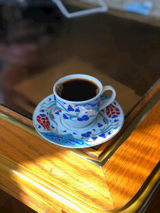 阳光下的精致咖啡杯碟