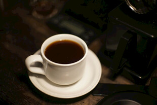 白色咖啡杯中的浓郁咖啡