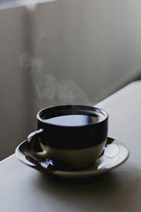 热气腾腾的黑色咖啡杯