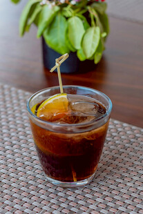 玻璃杯中的冰咖啡配绿植