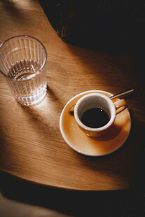 木桌上的咖啡与玻璃杯