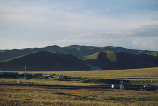 草原山峦间的宁静风光