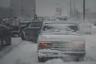雪天城市道路拥堵景象