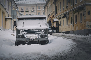 雪地中停放的越野汽车