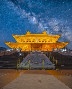 夜幕下的辉煌古建筑
