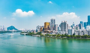 城市河畔的现代化天际线