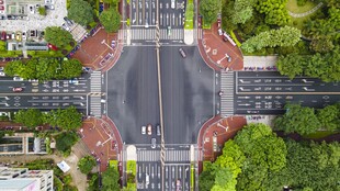 俯瞰城市十字路口景观