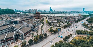 城市俯瞰街巷与远处景致
