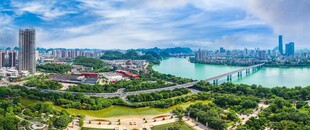 城市河畔全景风光
