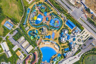 空中俯瞰多彩水上乐园
