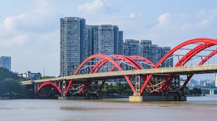 红色桥梁横跨城市江面